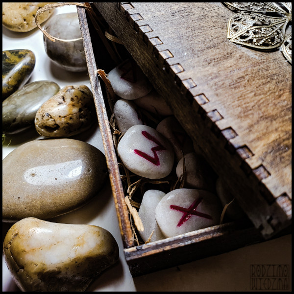 Runy kamienne w drewnianym pudełku- zestaw run wróżebnych