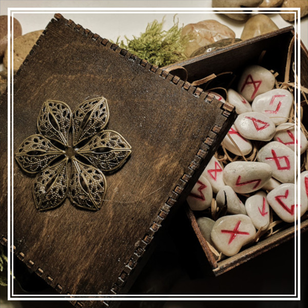 Kamienie runiczne w drewnianym pudełku - zestaw run wróżebnych. Runy na kamieniach naturalnych, ręcznie robione, handmade.