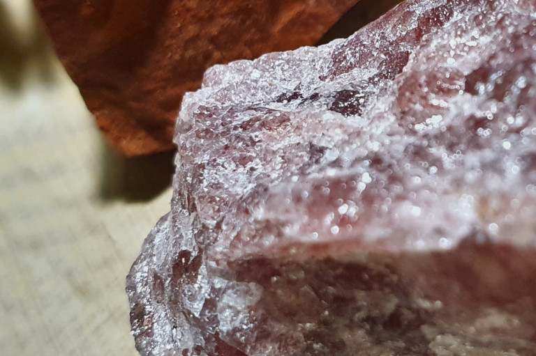 Awenturyn czerwony - naturalny minerał, bryła, bryłka. Sklep z minerałami Poznań. Biżuteria z minerałów, kamienie ozdobne, kolekcjonerskie. Opis i właściwości minerałów.