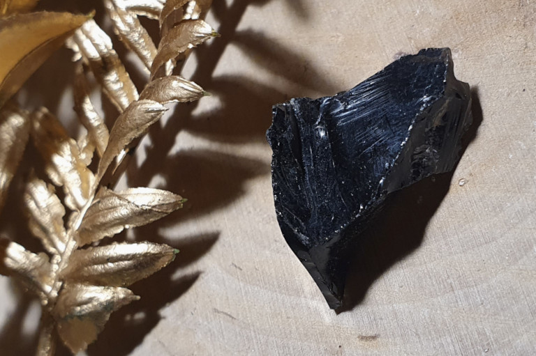 Obsydian czarny - naturalny minerał, bryła, bryłka. Sklep z minerałami Poznań. Biżuteria z minerałów, kamienie ozdobne, kolekcjonerskie. Opis i właściwości minerałów.