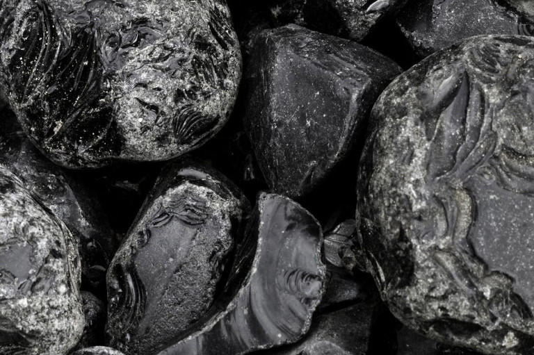 Obsydian czarny - naturalny minerał, bryła, bryłka. Sklep z minerałami Poznań. Biżuteria z minerałów, kamienie ozdobne, kolekcjonerskie. Opis i właściwości minerałów.
