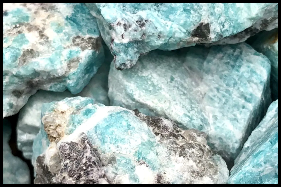 Amazonit - naturalny minerał, bryła, bryłka. Sklep z minerałami Poznań. Biżuteria z minerałów, kamienie ozdobne, kolekcjonerskie. Opis i właściwości minerałów.