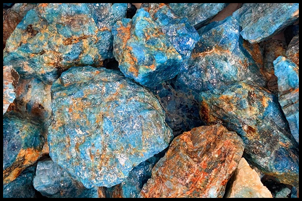 Apatyt - naturalny minerał, bryła, bryłka. Sklep z minerałami Poznań. Biżuteria z minerałów, kamienie ozdobne, kolekcjonerskie. Opis i właściwości minerałów.