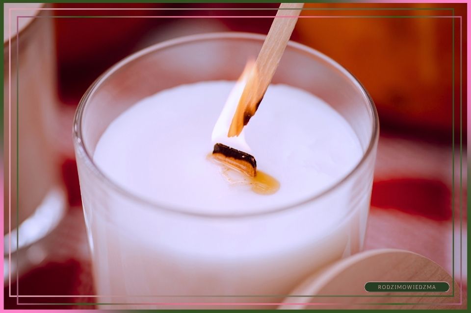 Jak palić świecę z drewnianym knotem. Rozpalanie świecy sojowej. Gaszenie świecy naturalnej. Drewniany knot. Konserwacja świecy. Przechowywanie świec.
