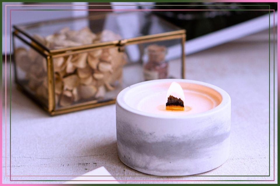 Jak palić świecę z drewnianym knotem. Rozpalanie świecy sojowej. Gaszenie świecy naturalnej. Drewniany knot. Konserwacja świecy. Przechowywanie świec.