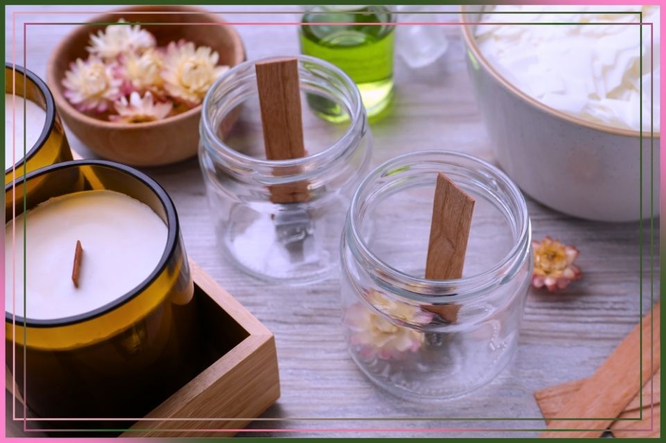 Jak palić świecę z drewnianym knotem. Rozpalanie świecy sojowej. Gaszenie świecy naturalnej. Drewniany knot. Konserwacja świecy. Przechowywanie świec.