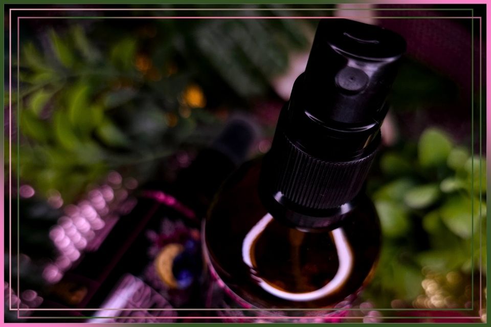 Jak używać mgiełki rytualnej? Instrukcja obsługi mgiełki rytualnej. Mgiełki zapachowe, akcesoria rytualne. Jak działa mgiełka rytualna?