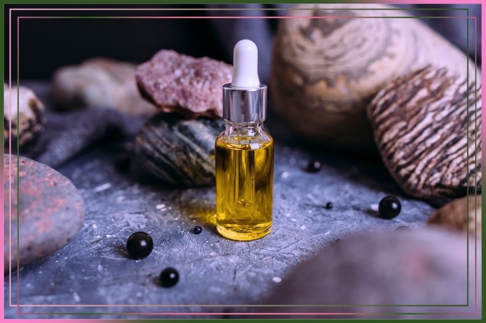 Jak używać olejku rytualnego? Instrukcja obsługi olejku rytualnego. Olejki zapachowe, olejki eteryczne akcesoria rytualne. Jak działa olejek rytualny?