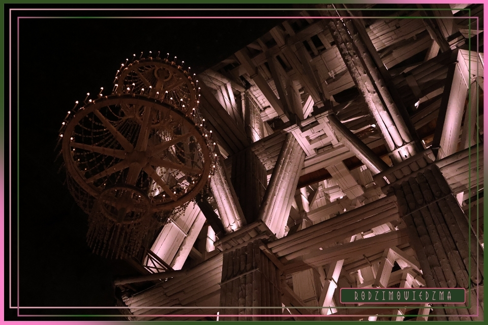 Kopalnia Soli w Wieliczce. Zwiedzanie Wieliczki. Zdjęcia Wieliczka. Recenzja, opinia, artykuł. Fotorelacja z Wieliczki. Zwiedzanie z przewodnikiem. Wieliczka dla dzieci. Kraków w weekend. Zwiedzanie Krakowa w jeden dzień. Wiedźma w trasie - RodzimoWiedźma.