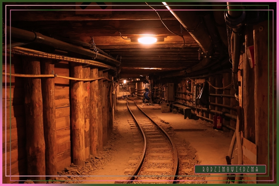 Kopalnia Soli w Wieliczce. Zwiedzanie Wieliczki. Zdjęcia Wieliczka. Recenzja, opinia, artykuł. Fotorelacja z Wieliczki. Zwiedzanie z przewodnikiem. Wieliczka dla dzieci. Kraków w weekend. Zwiedzanie Krakowa w jeden dzień. Wiedźma w trasie - RodzimoWiedźma.