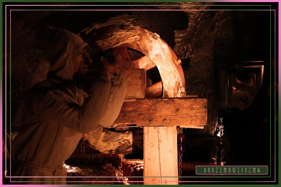 Kopalnia Soli w Wieliczce. Zwiedzanie Wieliczki. Zdjęcia Wieliczka. Recenzja, opinia, artykuł. Fotorelacja z Wieliczki. Zwiedzanie z przewodnikiem. Wieliczka dla dzieci. Kraków w weekend. Zwiedzanie Krakowa w jeden dzień. Wiedźma w trasie - RodzimoWiedźma.