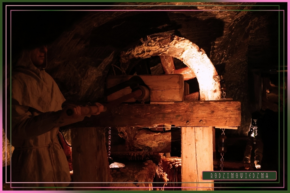 Kopalnia Soli w Wieliczce. Zwiedzanie Wieliczki. Zdjęcia Wieliczka. Recenzja, opinia, artykuł. Fotorelacja z Wieliczki. Zwiedzanie z przewodnikiem. Wieliczka dla dzieci. Kraków w weekend. Zwiedzanie Krakowa w jeden dzień. Wiedźma w trasie - RodzimoWiedźma.