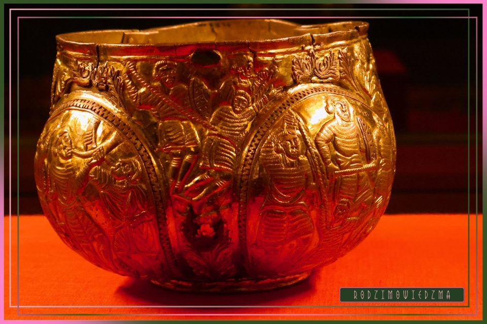 GMACH GŁÓWNY – Muzeum Narodowe • Kraków 🧹 Wiedźma w Trasie • Zwiedzam Polskę. Zdjęcia, opinia, rezencja, opinia, artykuł. Fotorelacja z muzeum Kraków. Zwiedzanie z przewodnikiem. Muzeum w Krakowie. Kraków w weekend. Zwiedzanie Krakowa w jeden dzień. Wiedźma w trasie - RodzimoWiedźma.